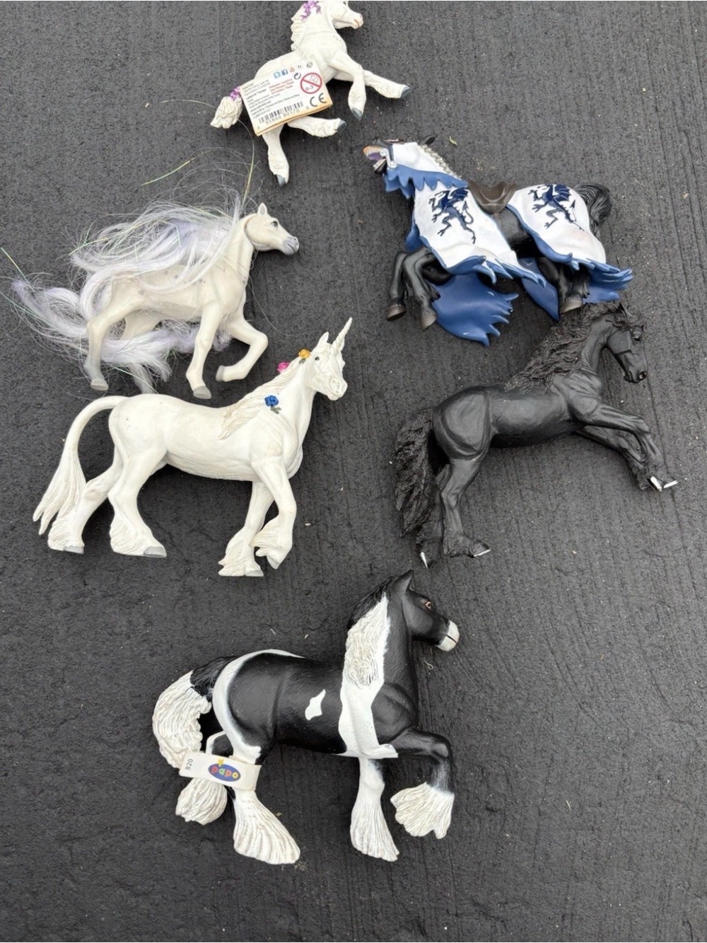 Toy horses, unicorn, blaToy horses, unicorn, black and white horse, knight horse